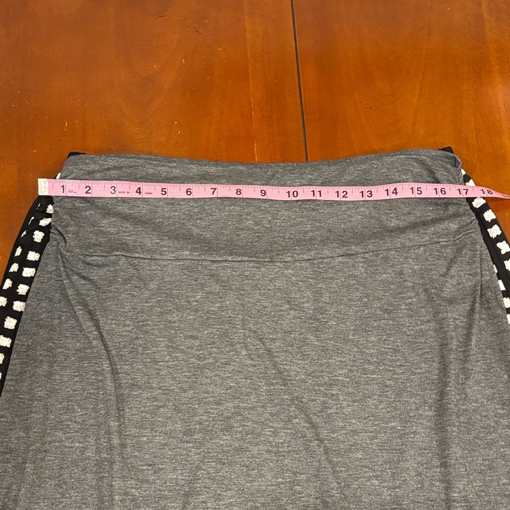 Lot of 2 Casual Midi Skirts. Size Large.  EUC - Picture 6 of 7